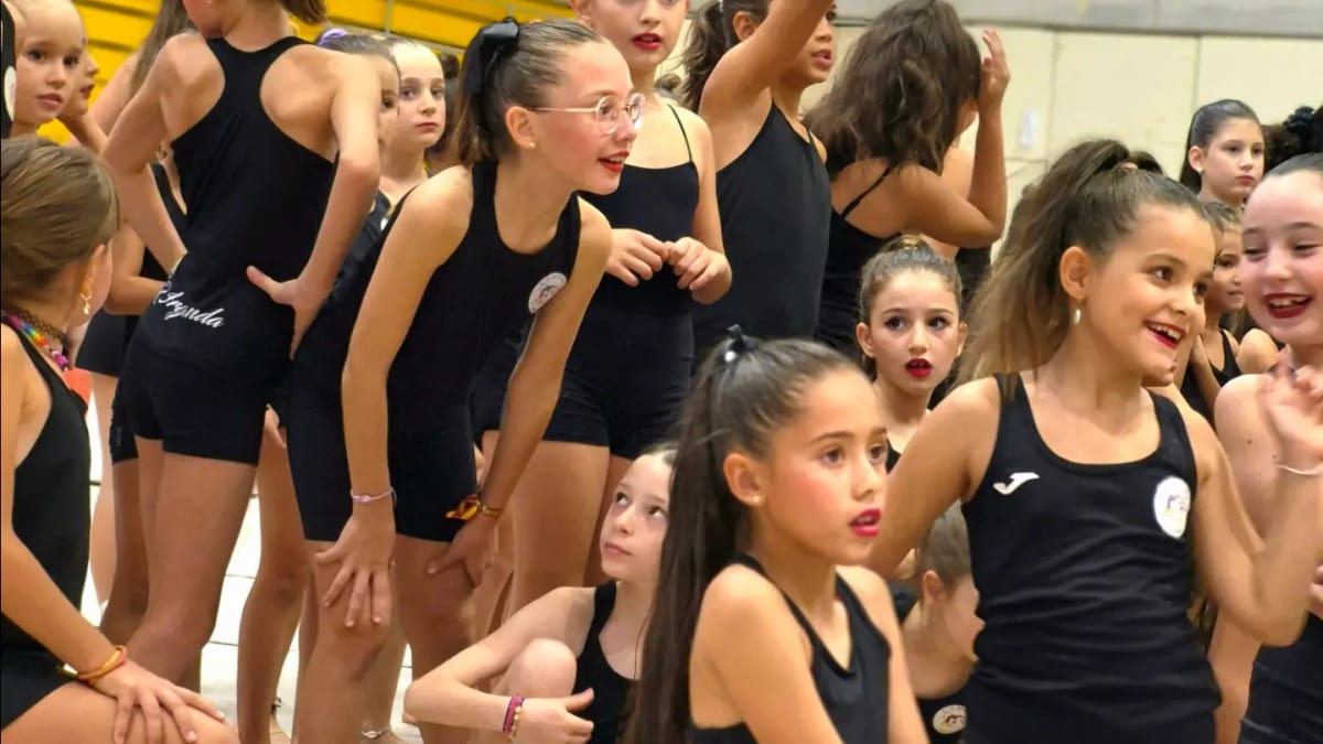 Presentación del Club Gimnasia Rítmica Arganda con gimnastas en uniforme de competición en la Ciudad Deportiva Príncipe Felipe