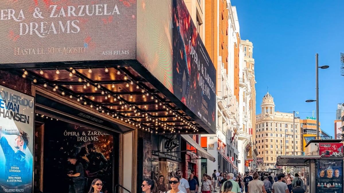 Cartel del Teatro Rialto anunciando las 20 mejores obras de la lírica mundial en directo hasta el 30 de agosto, con participación de Ash Films, Verido, Van y Hansen