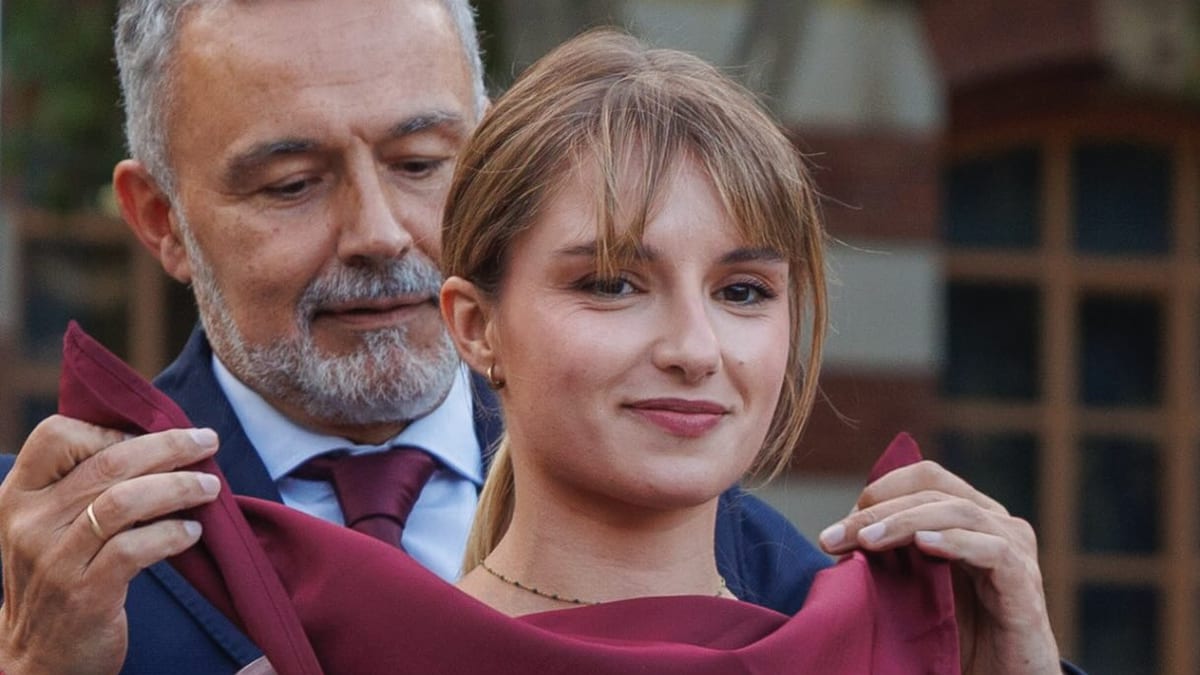 Helena Ezquerro durante el pregón de las fiestas de San Mateo en la Plaza del Ayuntamiento de Logroño