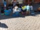 Grupo de niños y adultos participando en la III Jornada AZADAHI en Benavente, en una actividad al aire libre con edificios de fondo