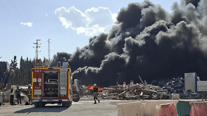 Un incendio en una planta de reciclaje de Alhendín moviliza un amplio despliegue Equipos de emergencias sofocando el incendio en la planta de reciclaje de Alhendín