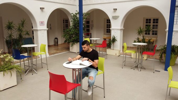 Inturjoven amplía a 386 plazas de alojamiento para estudiantes y profesores Albergue Inturjoven con fachada y entrada principal para estudiantes