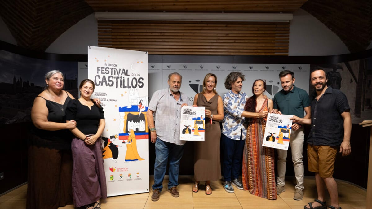 Cartel del IV Festival de los Castillos de Cáceres con participantes sosteniendo documentación del evento