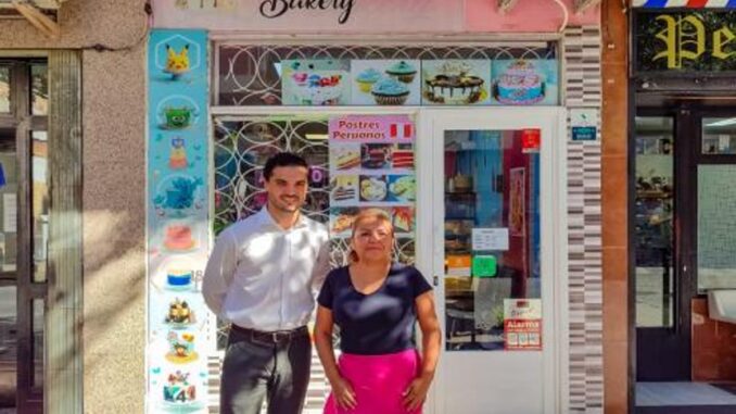 Johanna's Bakery trae a Torrejón los sabores artesanales de Colombia y Perú Interior de Johanna's Bakery con vitrina de productos artesanales de panadería colombiana y peruana
