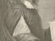Grabado o retrato en blanco y negro del siglo XVII que muestra a un hombre con cabello largo ondulado sosteniendo un papel con un perfil grabado