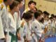 Grupo de jóvenes judocas en uniforme blanco (judogi) durante el inicio de la temporada del Judo Club Arganda