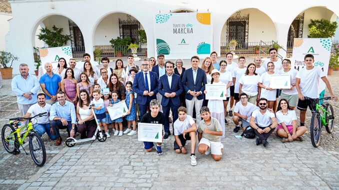 Junta premia colegios de Sevilla, Cádiz y Granada por movilidad sostenible Acto de entrega de premios del concurso Ponte en Marcha con personas sosteniendo carteles de la iniciativa