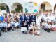 Acto de entrega de premios del concurso Ponte en Marcha con personas sosteniendo carteles de la iniciativa