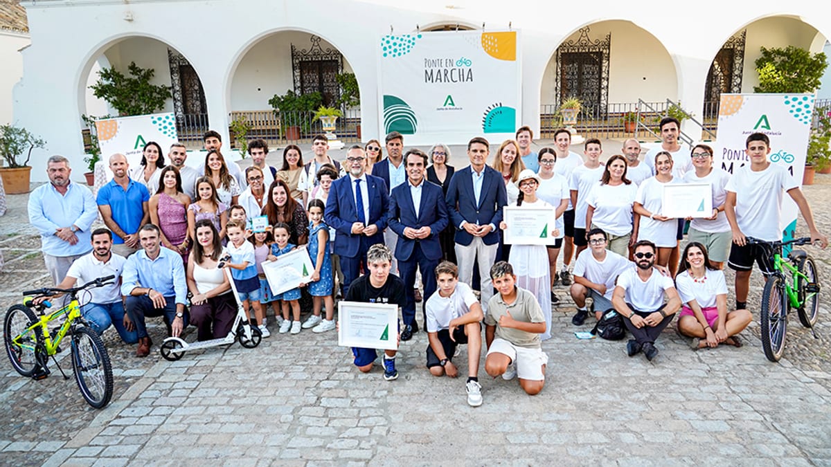 Acto de entrega de premios del concurso Ponte en Marcha con personas sosteniendo carteles de la iniciativa