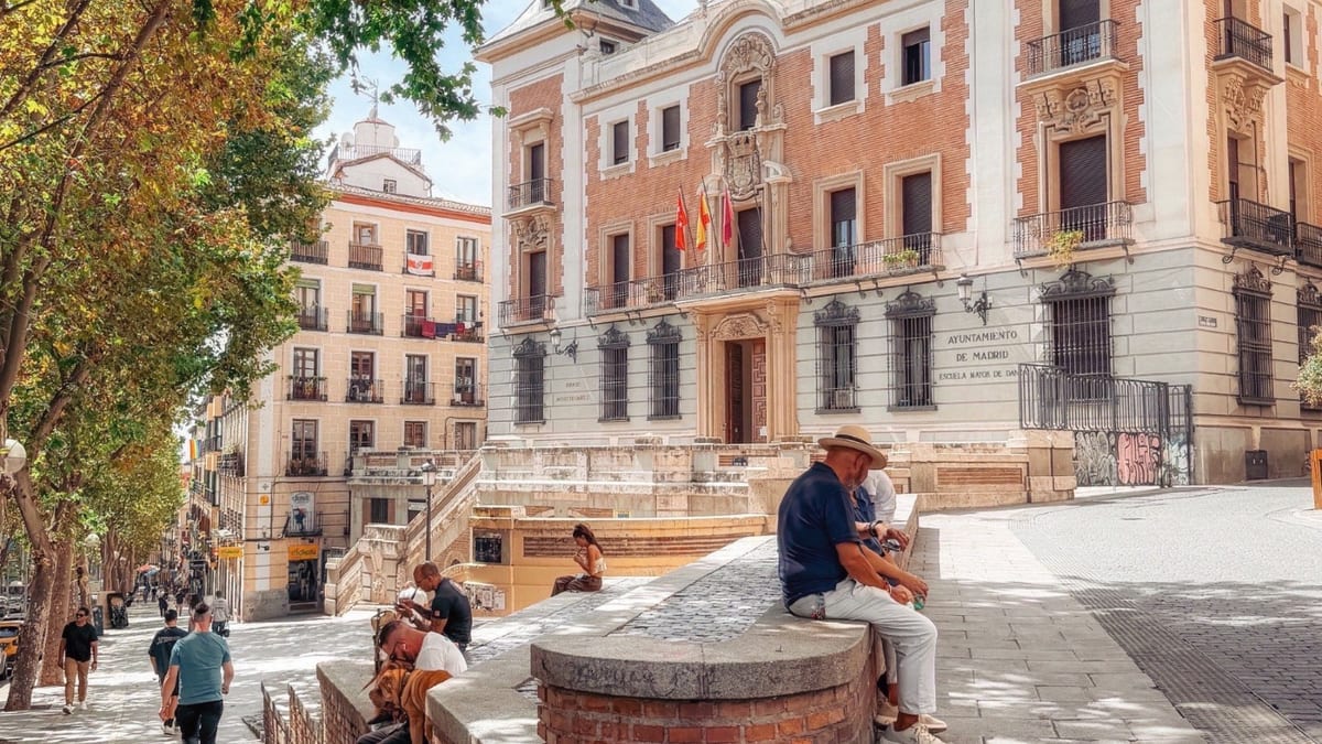 Vista del barrio tradicional de La Latina en Madrid con sus calles pintorescas y ambiente multicultural