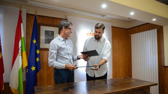 La Rioja moderniza instalaciones deportivas de Zarratón con convenio del Gobierno Firma del convenio entre el presidente Gonzalo Capellán y el alcalde de Zarratón en una oficina oficial