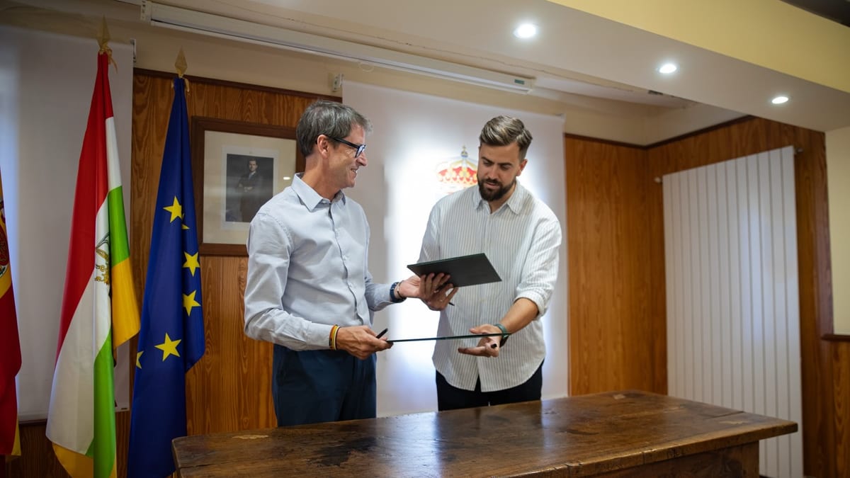 Firma del convenio entre el presidente Gonzalo Capellán y el alcalde de Zarratón en una oficina oficial