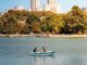 Vista del lago artificial de Casa de Campo con áreas verdes y terrazas para disfrutar en Madrid
