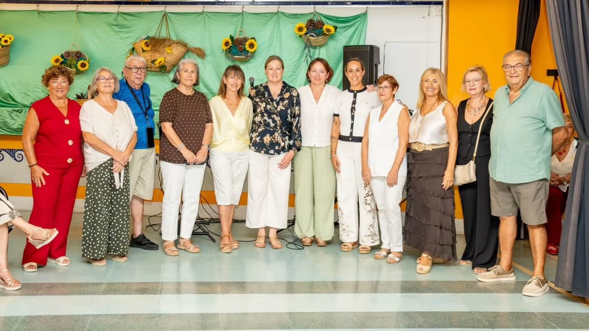 Exposición fotográfica de la Llar Eivissa con obras del taller de fotografía del Esplai de Can Ventosa durante la presentación de la nueva junta directiva