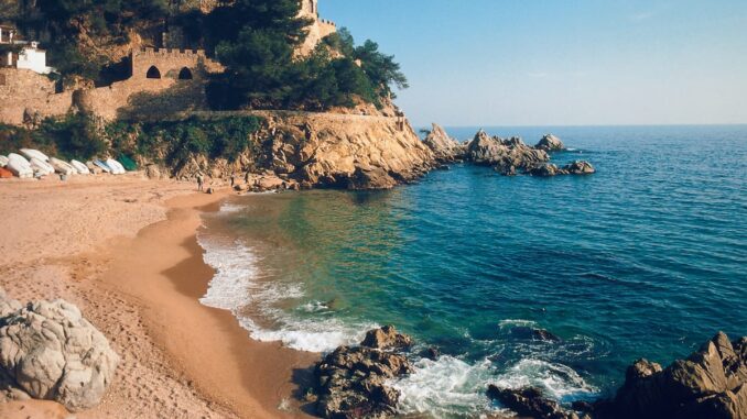 Lloret de Mar lanza una calculadora para que turistas compensen su huella de carbono Calculadora de huella de carbono de Lloret de Mar para compensar el impacto ambiental de los turistas