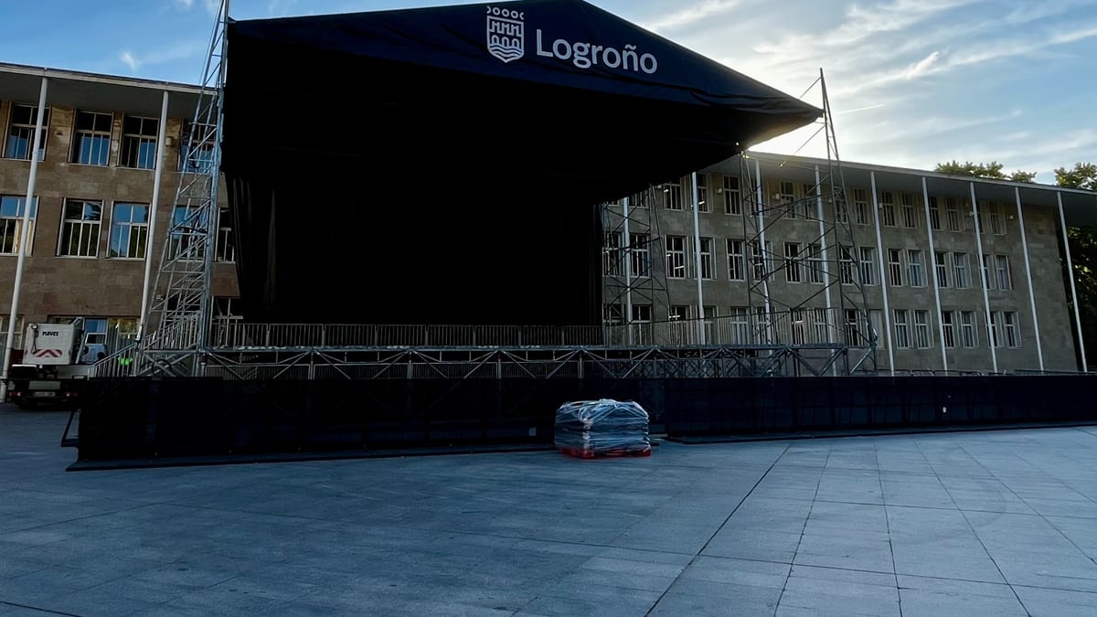 Escenario de la Plaza del Ayuntamiento de Logroño montado para los conciertos de San Mateo 26