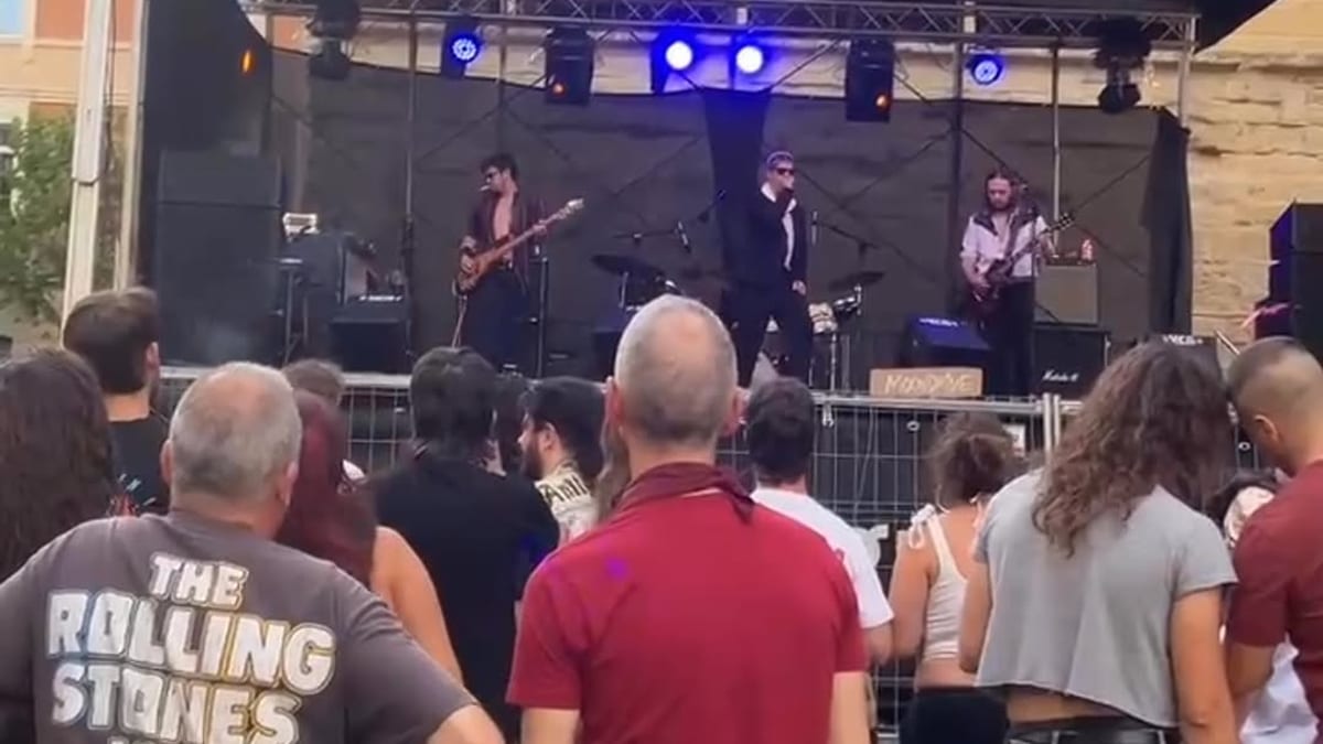 Cartel del festival Parrilla con actuaciones de música joven en la Plaza del Parlamento de Logroño