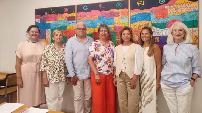 Reunión del Consejo Municipal de Cooperación y Solidaridad Internacional de Logroño con participantes posando frente a mural colorido