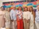 Reunión del Consejo Municipal de Cooperación y Solidaridad Internacional de Logroño con participantes posando frente a mural colorido