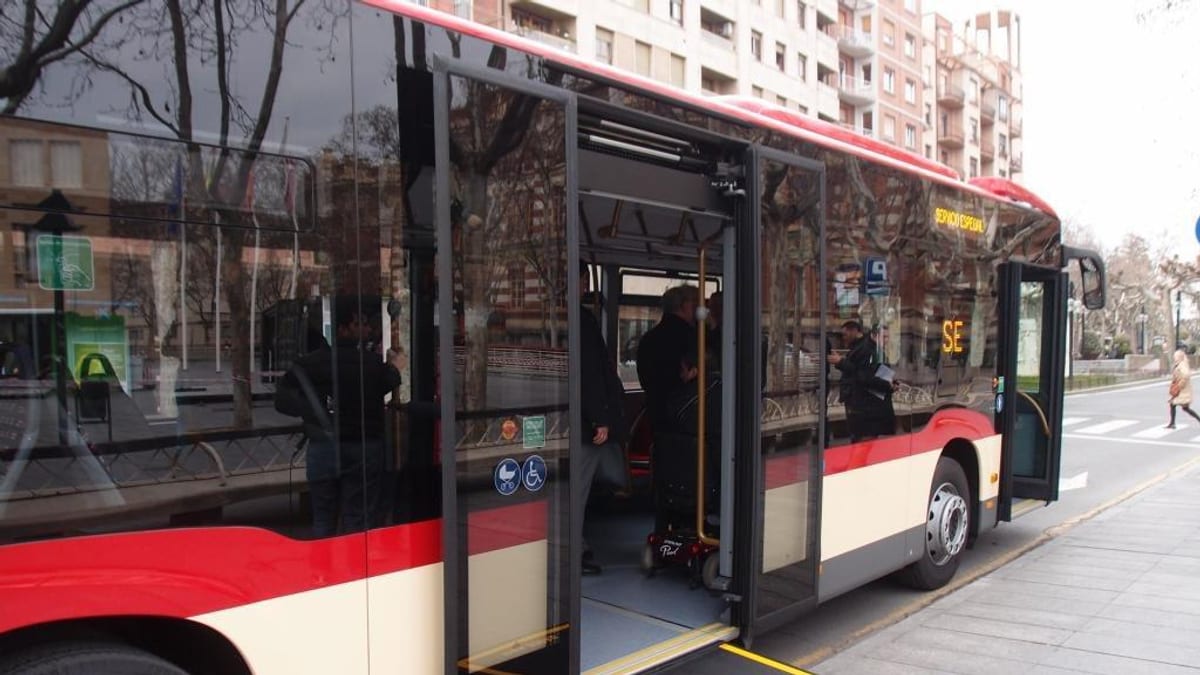 Autobús urbano de Logroño con información sobre modificaciones de horarios para las fiestas de San Mateo
