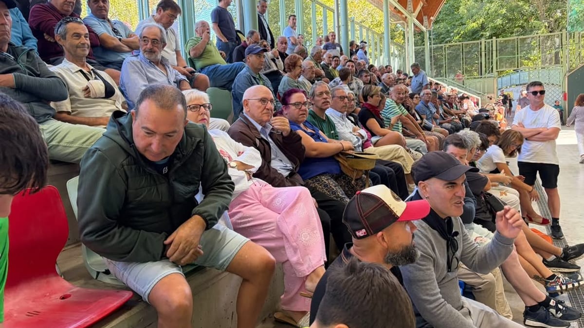 Ambiente en el frontón Adarraga de Logroño durante la Feria de San Mateo con competición de pelota a mano