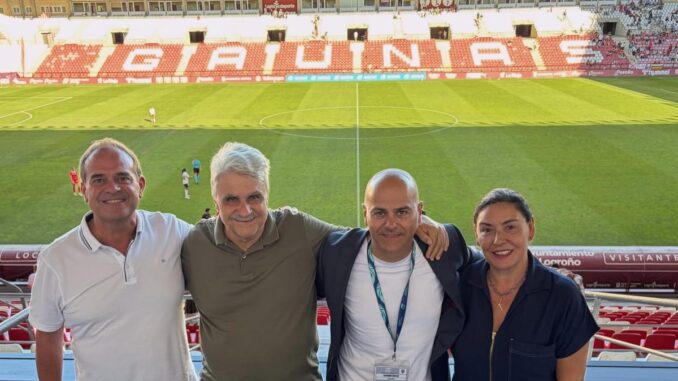 Logroño United vence al Valencia C.F. 2-1 en Liga F Jugadores del Logroño United celebrando la victoria contra el Valencia C.F. en el estadio de Las Gaunas durante partido de Liga F