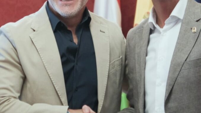Luis de la Fuente recibirá la distinción de Riojano Ilustre 2027 Luis de la Fuente en el Palacio de Gobierno de La Rioja recibiendo la noticia de la distinción de Riojano Ilustre 2027