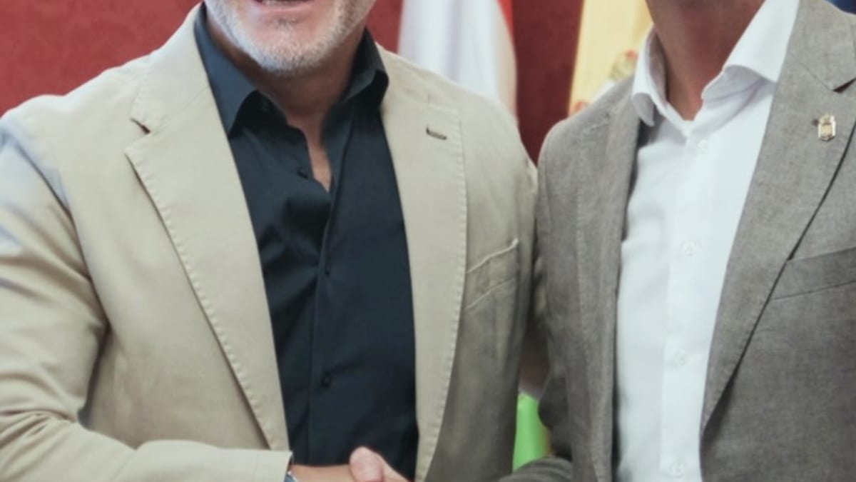 Luis de la Fuente en el Palacio de Gobierno de La Rioja recibiendo la noticia de la distinción de Riojano Ilustre 2027