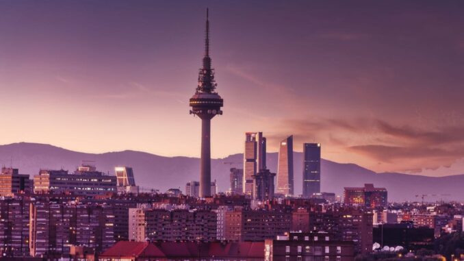 Madrid invierte 28 millones en ayudas para impulsar la investigación biomédica y de salud Investigadores trabajando en laboratorio de biomedicina