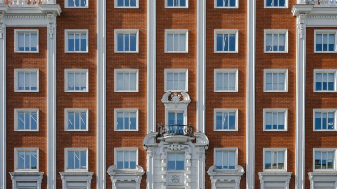 Madrid invierte más de 12 millones en mejorar la Residencia de Mayores de Usera con un aumento del 30,4% Fachada de la Residencia de Mayores de Usera en Madrid
