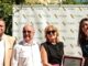 Representantes del As de Bastos sostienen placa conmemorativa del 27º aniversario durante las Fiestas de Majadahonda 2026
