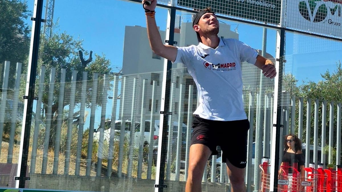 Participantes del Maratón de Pádel Fiestas Patronales de Arganda del Rey durante la competición en el Centro Deportivo Luis Amado