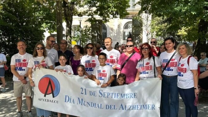 Participantes en la marcha solidaria por el Día Mundial del Alzheimer organizada por Afyedalcu en el Parque de San Julián de Cuenca