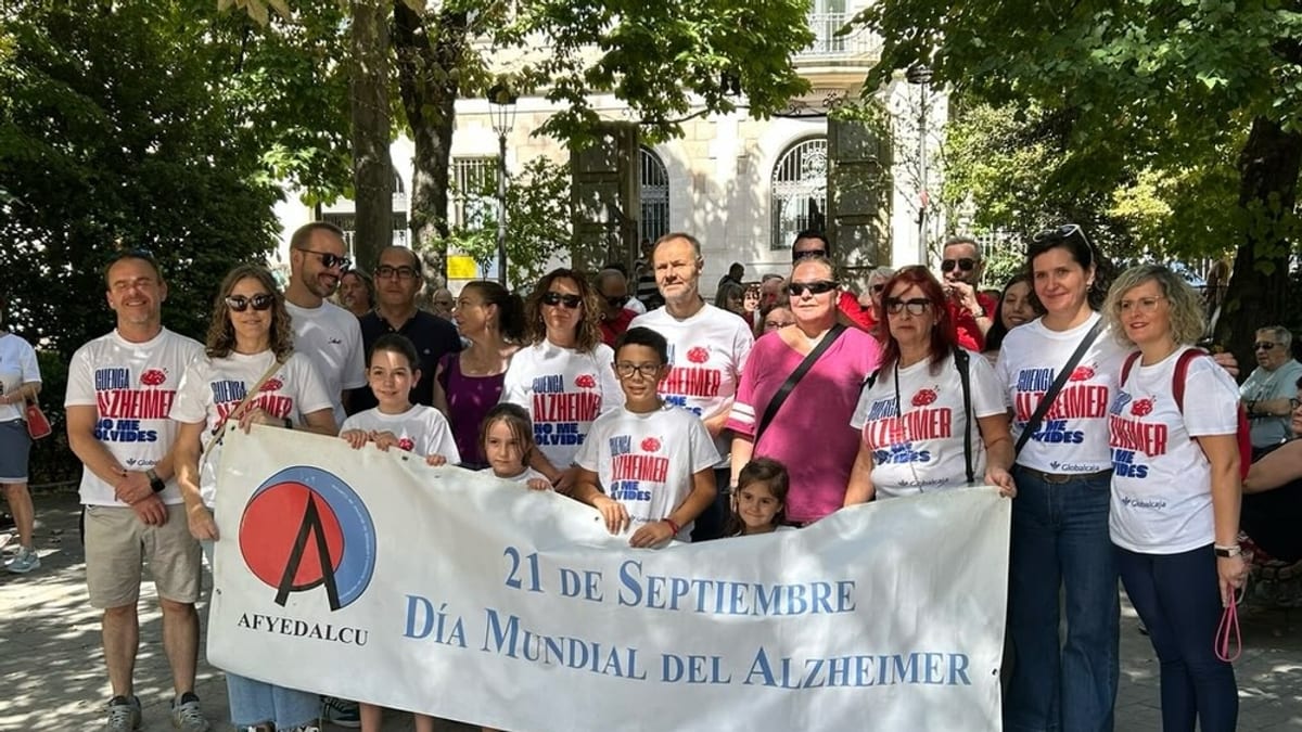 Participantes en la marcha solidaria por el Día Mundial del Alzheimer organizada por Afyedalcu en el Parque de San Julián de Cuenca