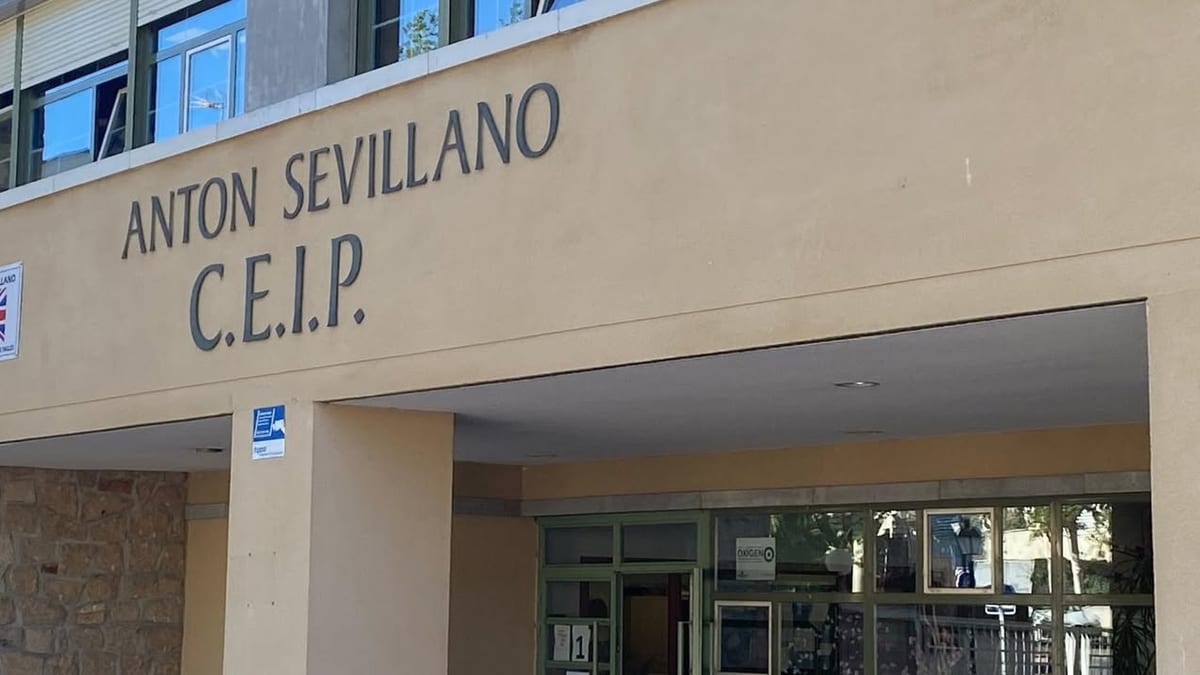 Estudiantes y profesores en el regreso al colegio en Sevilla la Nueva para el curso 2026-2027