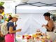 Puestos del mercado de La Luna con productos locales y artesanía de Rivas Vaciamadrid