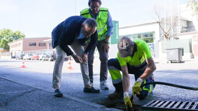 Pone en marcha un plan preventivo de mantenimiento de drenaje pluvial en Móst... Plan preventivo de mantenimiento de drenaje pluvial e imbornales en Móstoles