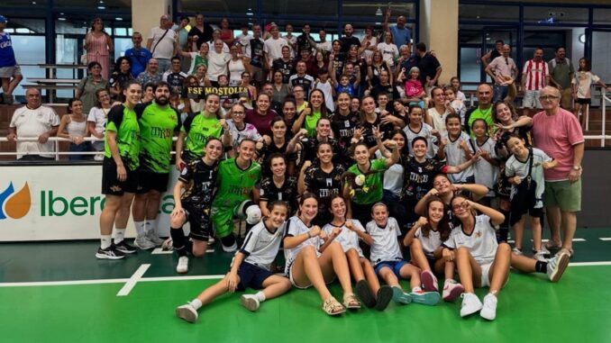 Iberdróla FS: Móstoles remonta y vence al Roldán en la jornada 1 Celebración del equipo de futsal femenino de Móstoles tras la victoria frente a STV Roldán FSF en Primera Iberdróla FS