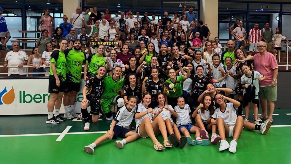 Celebración del equipo de futsal femenino de Móstoles tras la victoria frente a STV Roldán FSF en Primera Iberdróla FS