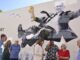Mural de arte urbano en Valencia del CMAPM de Montolivet con la imagen del seleccionador español Luis de la Fuente alzando la Copa Mundial