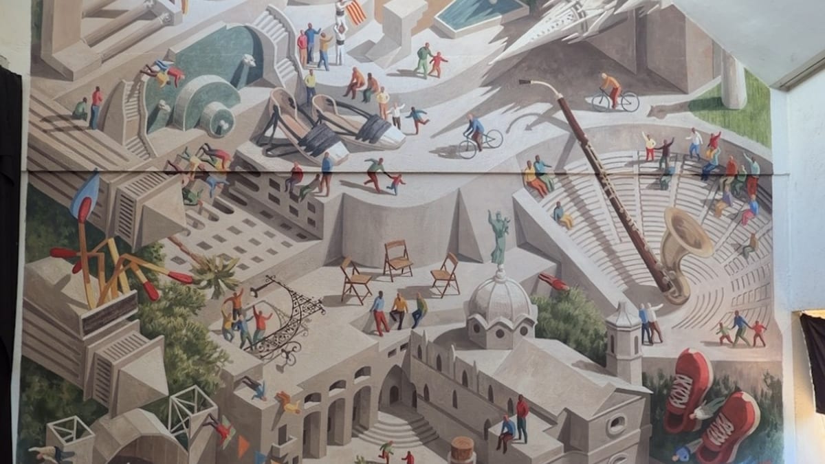 Mural de 33 metros cuadrados del cartel de la Mercè pintado por Cinta Vidal en la Biblioteca La Marina de Barcelona