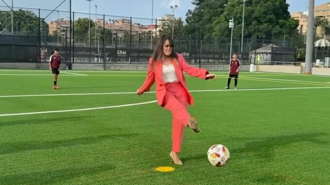 Inaugura nuevo césped de última generación en el campo José Barnés en Murcia Alcaldesa Rebeca Pérez inaugura el nuevo cesped artificial del Campo de Fútbol José Barnés de Murcia con certificación FIFA Quality Pro