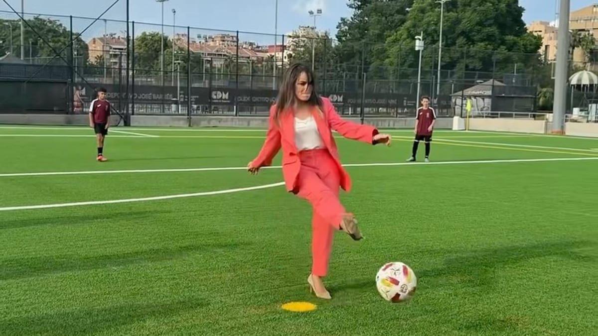 Alcaldesa Rebeca Pérez inaugura el nuevo cesped artificial del Campo de Fútbol José Barnés de Murcia con certificación FIFA Quality Pro
