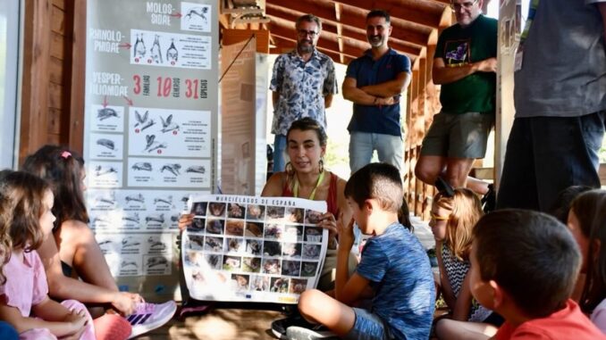 Cientos de vecinos descubren la vida nocturna de los murciélagos en Cuenca Participantes en la actividad educativa sobre murciélagos en el Aula Medioambiental de Los Pinillos, Cuenca