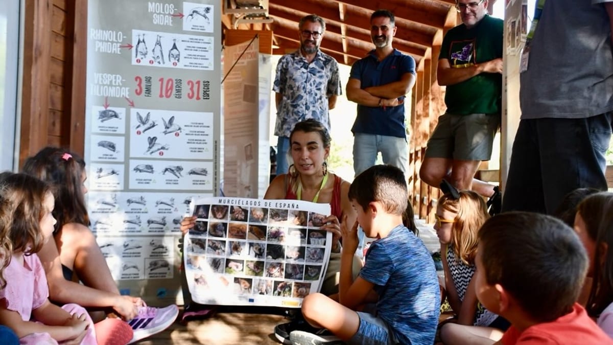 Participantes en la actividad educativa sobre murciélagos en el Aula Medioambiental de Los Pinillos, Cuenca