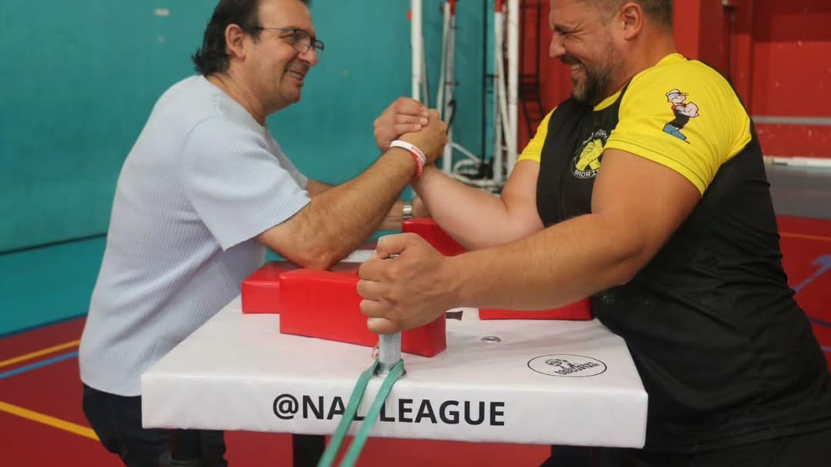 Competidores de armwrestling en el torneo NAL3 League celebrado en el Polideportivo Juan Antonio Samaranch de Valdemoro