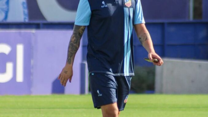 Llega a los Anexos de Zorrilla en su participación en Valladolid B en Navalca... Jugador de Navalcarnero en el campo de fútbol de los Anexos de Zorrilla con uniforme deportivo
