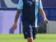Jugador de Navalcarnero en el campo de fútbol de los Anexos de Zorrilla con uniforme deportivo