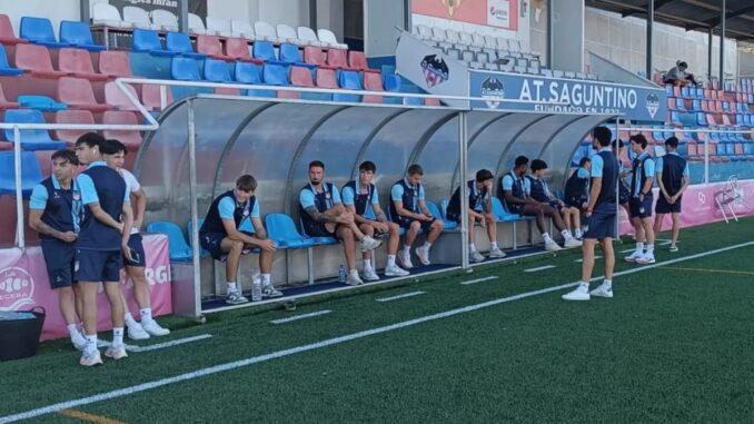 Equipo del Navalcarnero en Sagunto para disputar la Copa RFEF