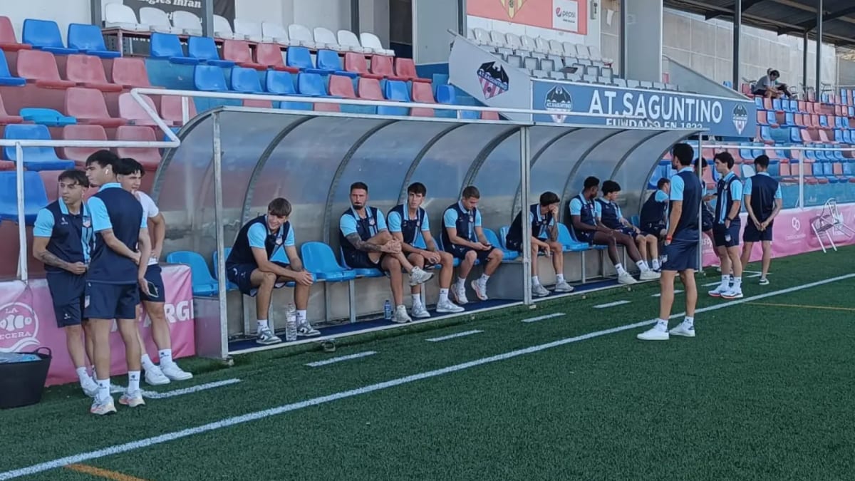 Equipo del Navalcarnero en Sagunto para disputar la Copa RFEF